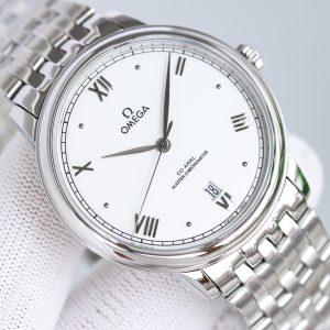 Alternative view of BLS Omega De Ville Collection     Original Mold Master Chronometer This timepiece is crafted from stainless steel, featuring a domed dial treated with deep blue PVD coating. Its surface bears irregular vertical textures, creating a sunray-brushed finish. Particularly striking are the rhodium-plated hands, Roman numeral hour markers, and alternating cabochon-cut hour indices.A date window is positioned at the 6 o'clock mark, while the dial is adorned with a "railway-style" minute track, complementing the watch's minimalist aesthetic. It is fitted with a stainless steel bracelet. Clasp type: butterfly clasp. Powered by the Omega 8800 Master Chronometer movement with a black balance wheel, the movement's elegant operation is clearly visible through the scratch-resistant sapphire crystal caseback.